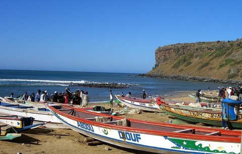 Barques le long de la plage à Dakar