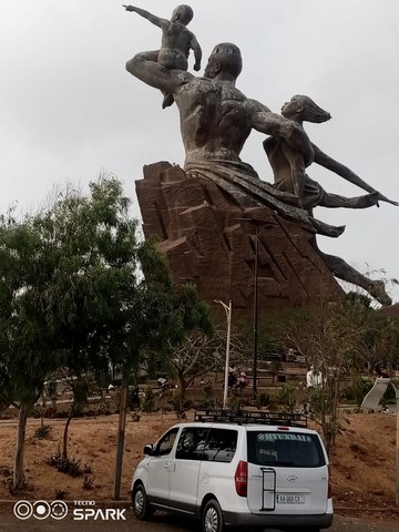 Taxi sérigne Dakar devant statue